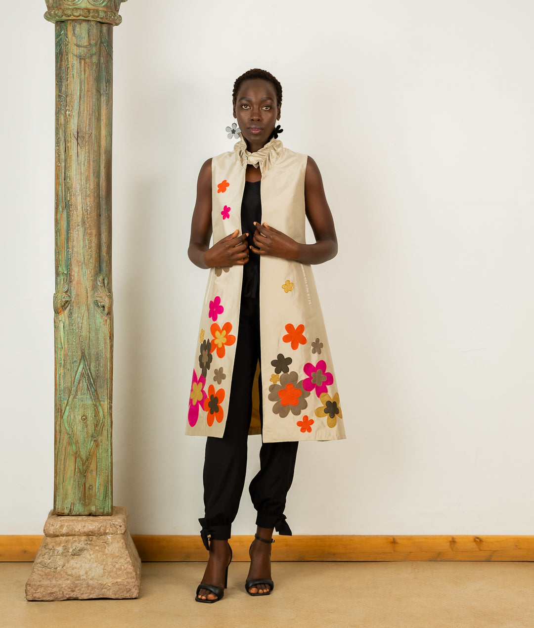 Sleeveless Frill Collar Coat