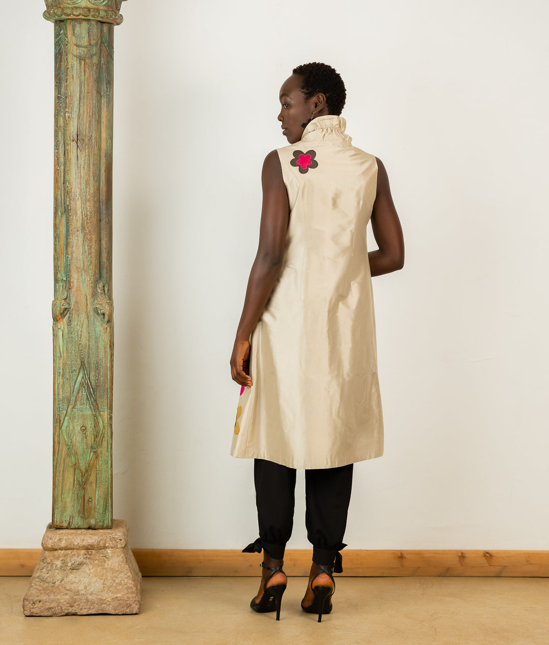 Sleeveless Frill Collar Coat In Beige Silk