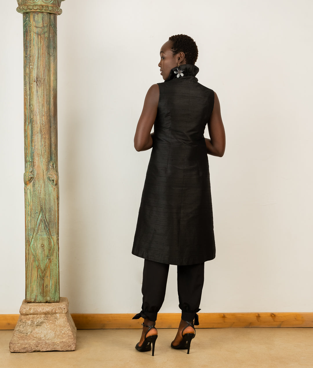 Sleeveless Frill Collar Coat In Black Silk